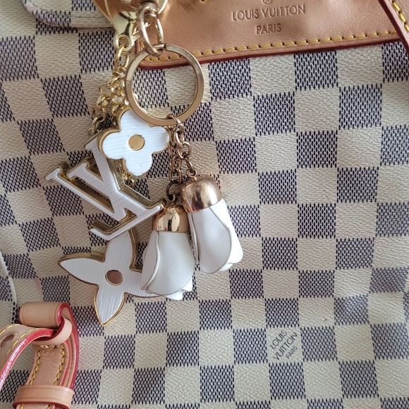 Woman's Purse - Picture 4 of 16